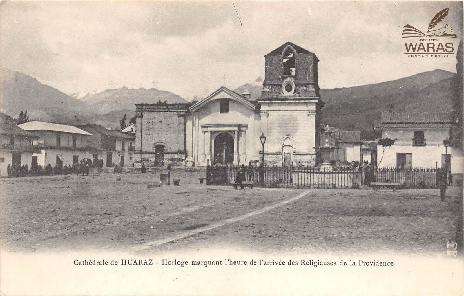 Antigua Plaza de Armas con la Catedral y la Pileta a inicios del Siglo XX - Religiosas de la Providencia (Colección Max Aguirre)
