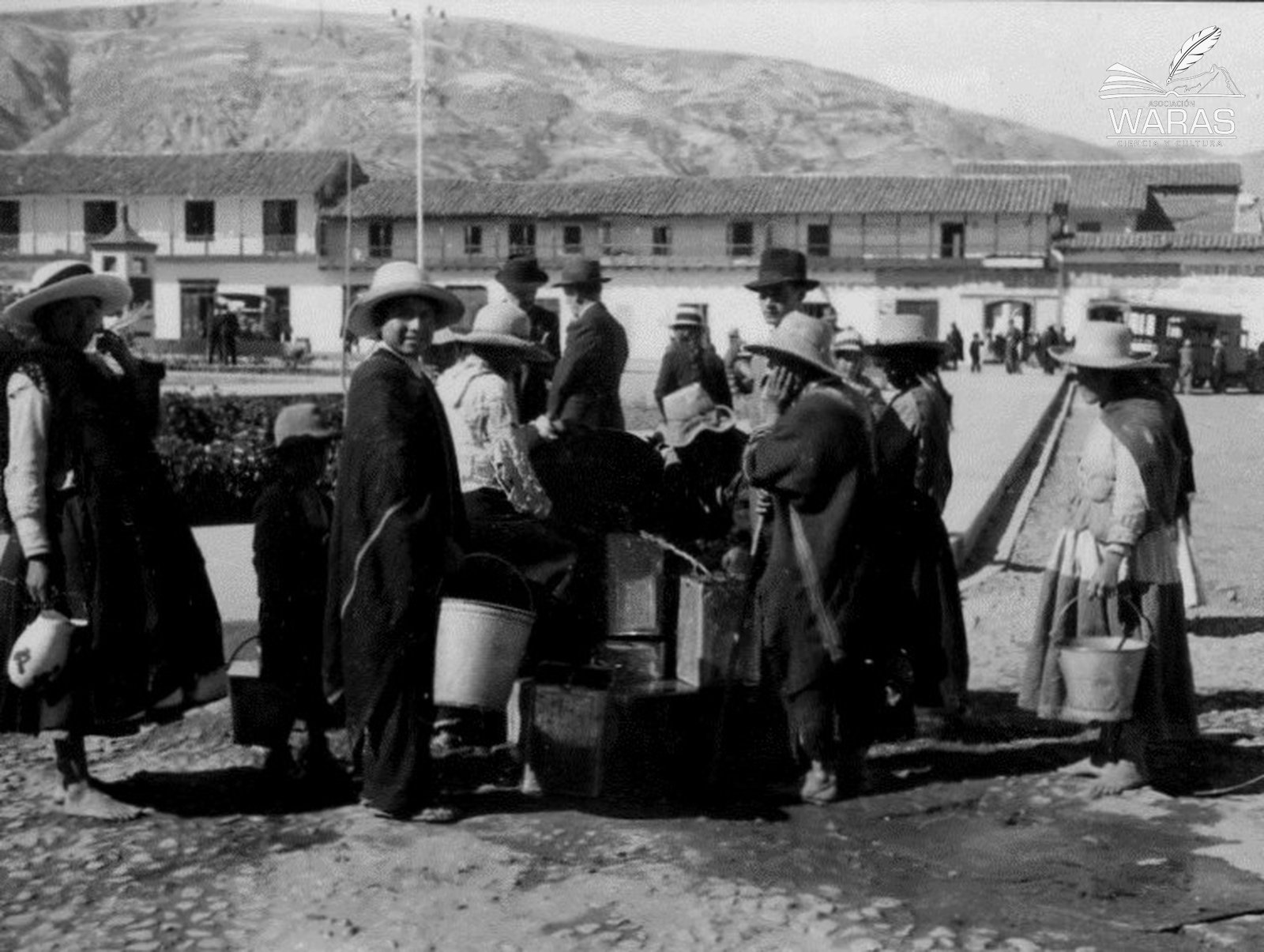 Plaza de Armas de Huaraz: campesinos acarreando agua de la pileta