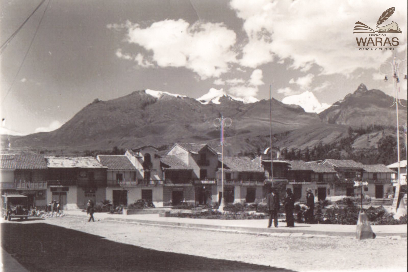 Plaza de Armas de Huaraz, camión y cordillera blanca