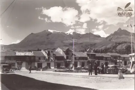 Plaza de Armas de Huaraz, camión y cordillera blanca